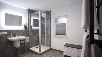Dusche, Haartrockner, Handtücher, Toilettenpapier
