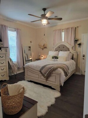 1 bedroom, in-room safe, desk, iron/ironing board