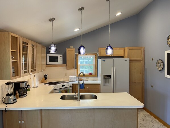 ثلاجة، ميكروويف، فرن، موقد طهي مسطح