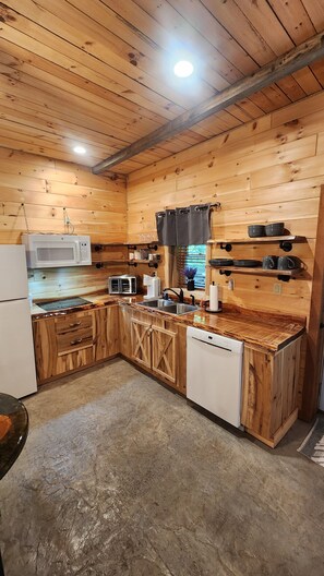 Fridge, microwave, stovetop, dishwasher - Hocking Hills (Buck Crossing Retreat) (Rockbridge)
