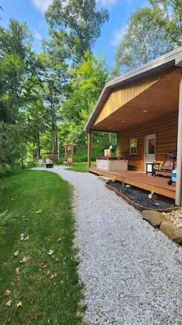 Terrace/patio. Hocking Hills (Buck Crossing Retreat)