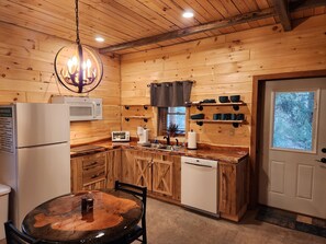 Fridge, microwave, stovetop, dishwasher - Hocking Hills (Buck Crossing Retreat) (Rockbridge)