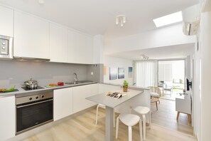 Geladeira, micro-ondas, fogão, lava-louças