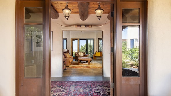 Interior - Luxurious 3 Bedroom-3 Bath~ Majestic views~ outdoor Hot tub~10 minutes to Plaza (Santa Fe)