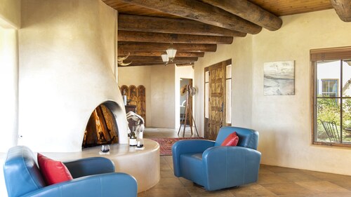 Luxurious 3 Bedroom-3 Bath~ Majestic views~ outdoor Hot tub~10 minutes to Plaza