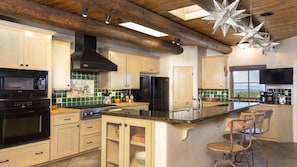 Fridge, microwave, oven, stovetop - Luxurious 3 Bedroom-3 Bath~ Majestic views~ outdoor Hot tub~10 minutes to Plaza (Santa Fe)