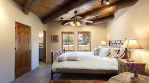 3 bedrooms, iron/ironing board, WiFi, bed sheets - Luxurious 3 Bedroom-3 Bath~ Majestic views~ outdoor Hot tub~10 minutes to Plaza (Santa Fe)