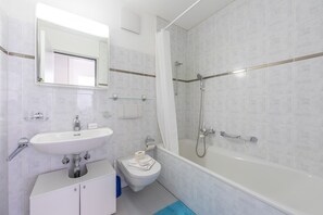 Combined shower/tub, towels, soap, shampoo - Casa Lilly (Minusio)