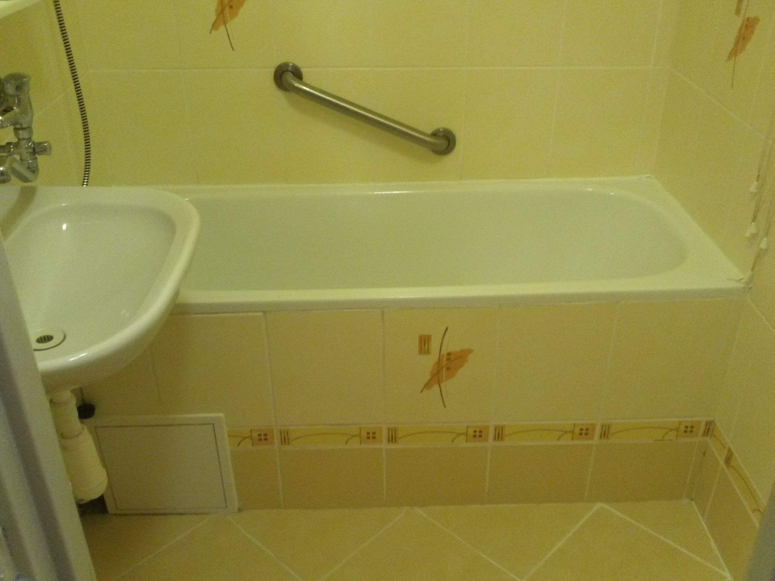 Dusch, gratis toalettartiklar, hårtork och tofflor