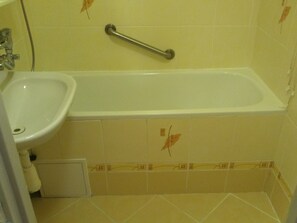 Regadera, amenidades de baño gratuitas, secadora de cabello, pantuflas 