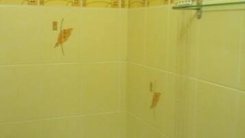 Suihku, ilmaiset hygieniatuotteet, hiustenkuivaaja, tohvelit