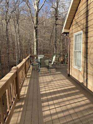 Outdoor dining - 3BR 3BA Cabin, with hot tub, 3 Pools, Boat Ramp with Dock 1 mile away. (Burnside)