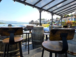 Outdoor dining - 5 Star Cottage, Sleeps 8, Amazing Sea & Mountain Views, Borth y Gest, Wales (Borth-y-Gest)