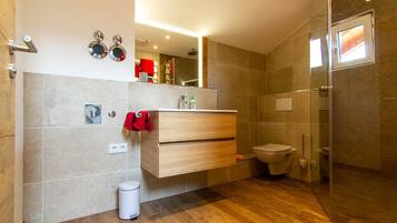 Dusche, Handtücher, Toilettenpapier