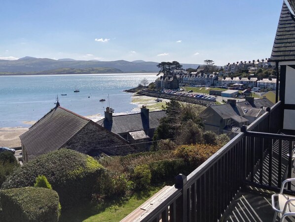 A coastal town with a view of the sea, houses, and a clear sky. - Two neighbouring 5* Cottages (sleeps 16 in total) Amazing Sea & Mountain Views (Borth-y-Gest)