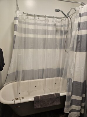 Bañera, secador de pelo, toallas, jabón