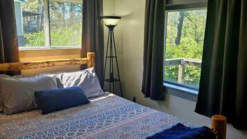 2 bedrooms, desk, WiFi, bed sheets