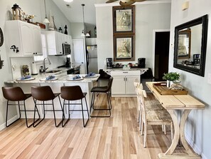 冷蔵庫、電子レンジ、オーブン、コンロ