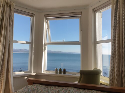 5* Stunning Victorian House, Sleeps 18, Located on the Seafront at Criccieth