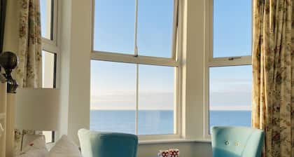 5* Stunning Victorian House, Sleeps 20, Located on the Seafront at Criccieth