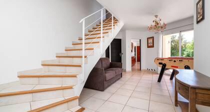 Luxury 3* property with swimming pool between Nîmes & Montpellier, up to 30 people.