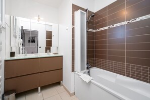 Badkar/dusch, hårtork, handdukar och toalettpapper