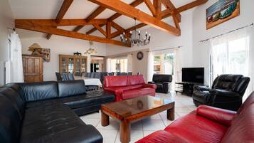 Télévision, lecteur de DVD, baby-foot, table de tennis de table