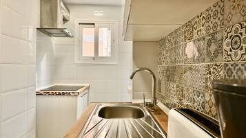 Een koelkast, een magnetron, een oven, een vaatwasser