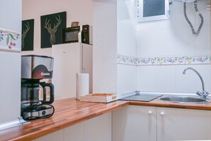 Een koelkast, een microgolfoven, een kookplaat