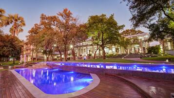 Outdoor pool, pool loungers