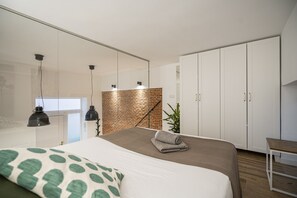 1 chambre, fer et planche à repasser