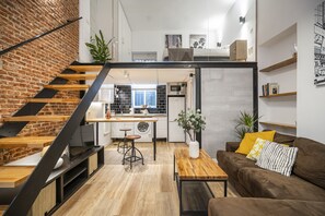 TV - Estiloso apartamento dúplex en Retiro (Madrid)