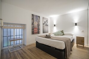 1 chambre, fer et planche à repasser