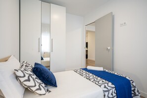 1 chambre, fer et planche à repasser