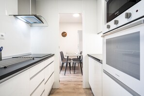 Kylskåp, mikrovågsugn, ugn och kaffe- och tebryggare