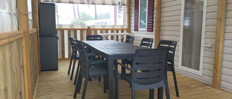 تناول الطعام بالخارج