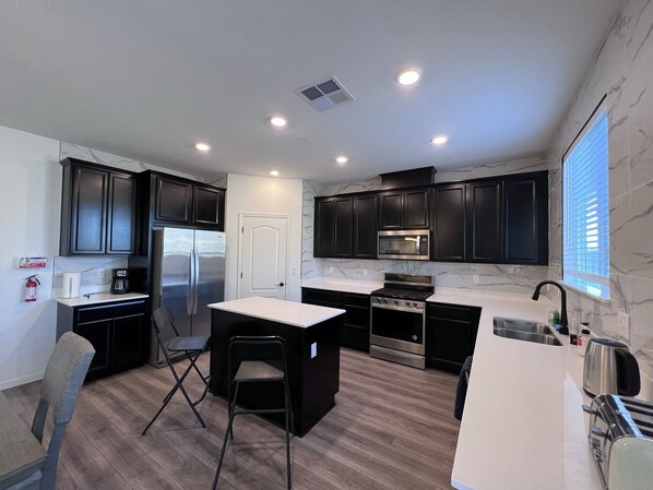 Réfrigérateur, micro-ondes, four, plaque de cuisson