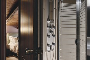 Deluxe-Vierbettzimmer | Dusche im Bad