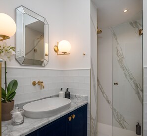 Shower, hair dryer, towels, soap - RESIDENCE BY SPLENDIDA PALACE (Split)