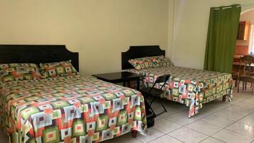 1 habitación, tabla de planchar con plancha, wifi gratis y ropa de cama