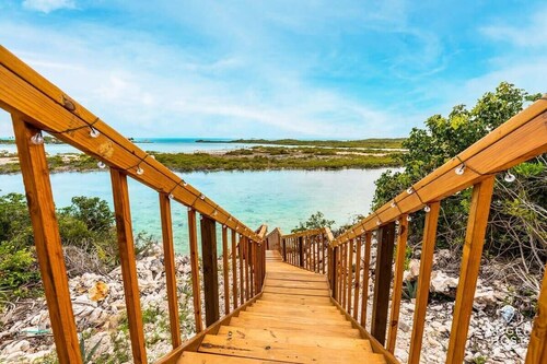 Serene Lagoonfront Stay Near Sapodilla Bay