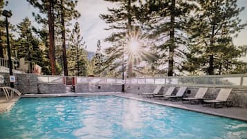 Una piscina cubierta, una piscina al aire libre