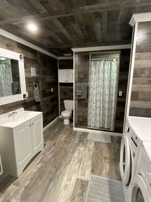 Combined shower/bathtub, hair dryer, towels, soap - Vacation Experience - Private Lazy River - Large Home w/Outdoor Kitchen  (Clearwater)
