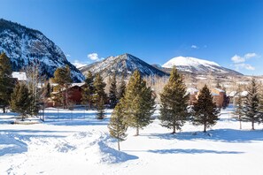A snowy mountain landscape with a clear sky, a few buildings, and evergreen trees. - Mountainside Retreat - Sleeps 4 (Frisco)