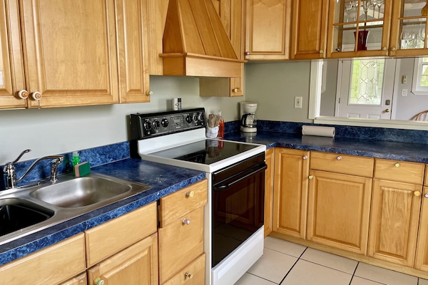 KĂŒhlschrank, Mikrowelle, Ofen, Herdplatte