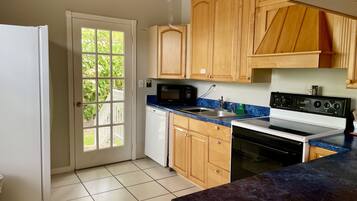 KĂŒhlschrank, Mikrowelle, Ofen, Herdplatte