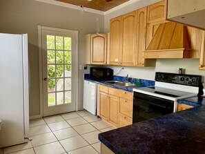 Kylskåp, mikrovågsugn, ugn och spishäll