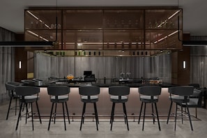 2 restaurantes; se sirve desayuno y cena; cocina española