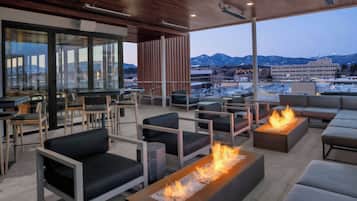 2 bares o lounges, bar de tapas