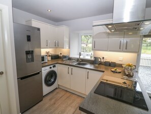 Refrigerador, tetera/pava eléctrica, tostadora, utensilios de cocina